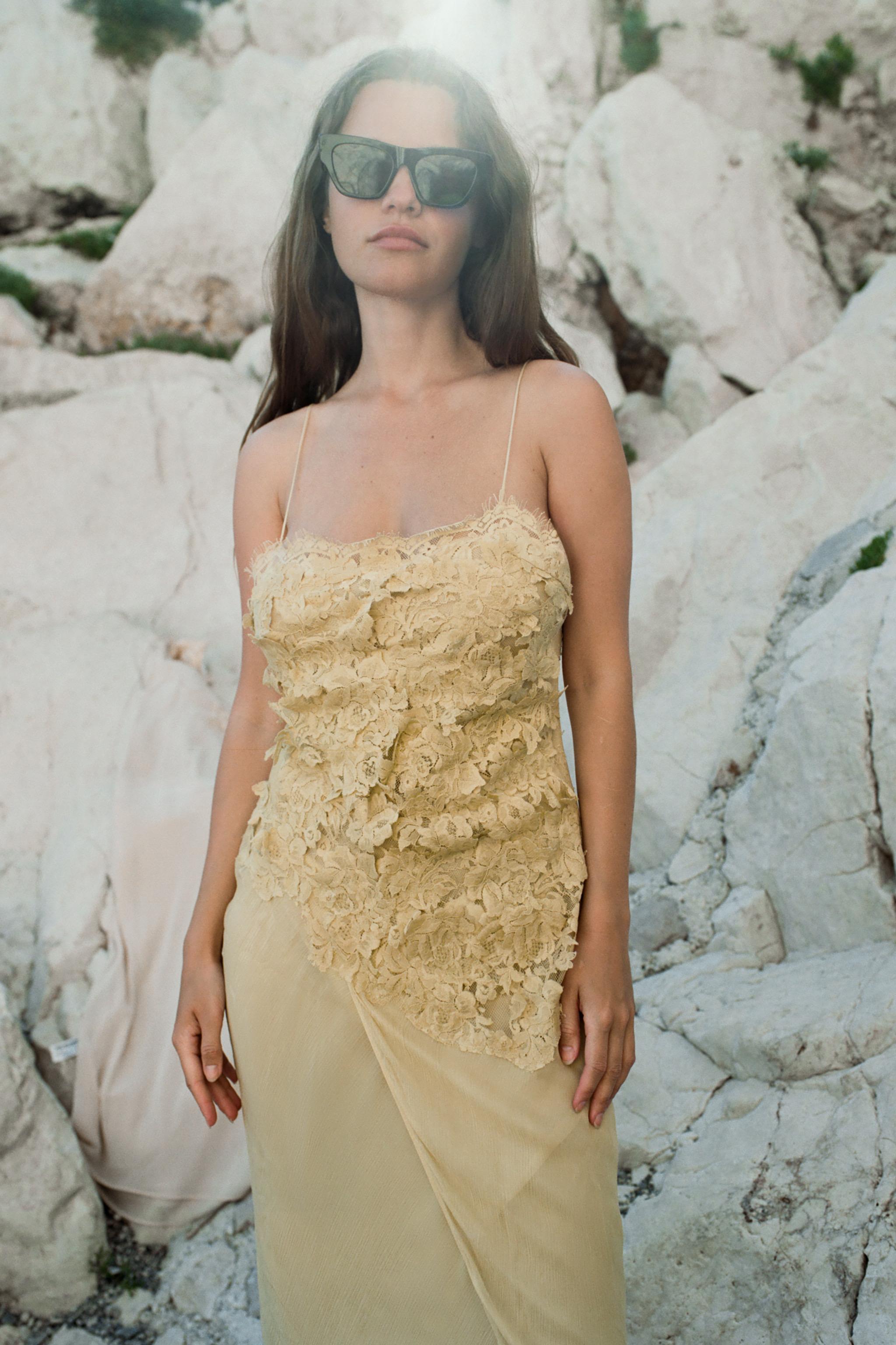 ROBE EN GEORGETTE AVEC DENTELLE RELIEF